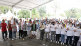 Perwakilan-Wuling-Motors-dan-100-pelanggan-Air-ev-berfoto-bersama-setelah-serah-terima-simbolis-100-unit-kendaraan-listrik-pertama-dari-Wuling-untuk-Indonesia
