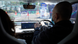 Seorang-pengunjung-di-GIIAS-Surabaya-2022-merasakan-sensasi-berkendara-dengan-kendaraan-bebas-emisi-pertama-dari-Wuling-di-Indonesia-Air-ev