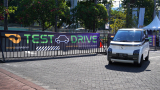 Wuling-menyediakan-Air-ev-sebagai-unit-test-drive-bagi-para-pengunjung-yang-ingin-mencoba-berkendara-dengan-mobil-listrik-Wuling-ini-di-GIIAS-Surabaya-2022